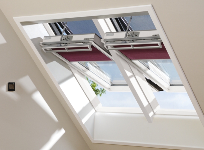 Motorisation de la fenêtre filaire ou solaire avec capteur de pluie intégré. Possibilité de motoriser vos fenêtres à rotation à ouverture manuelle.